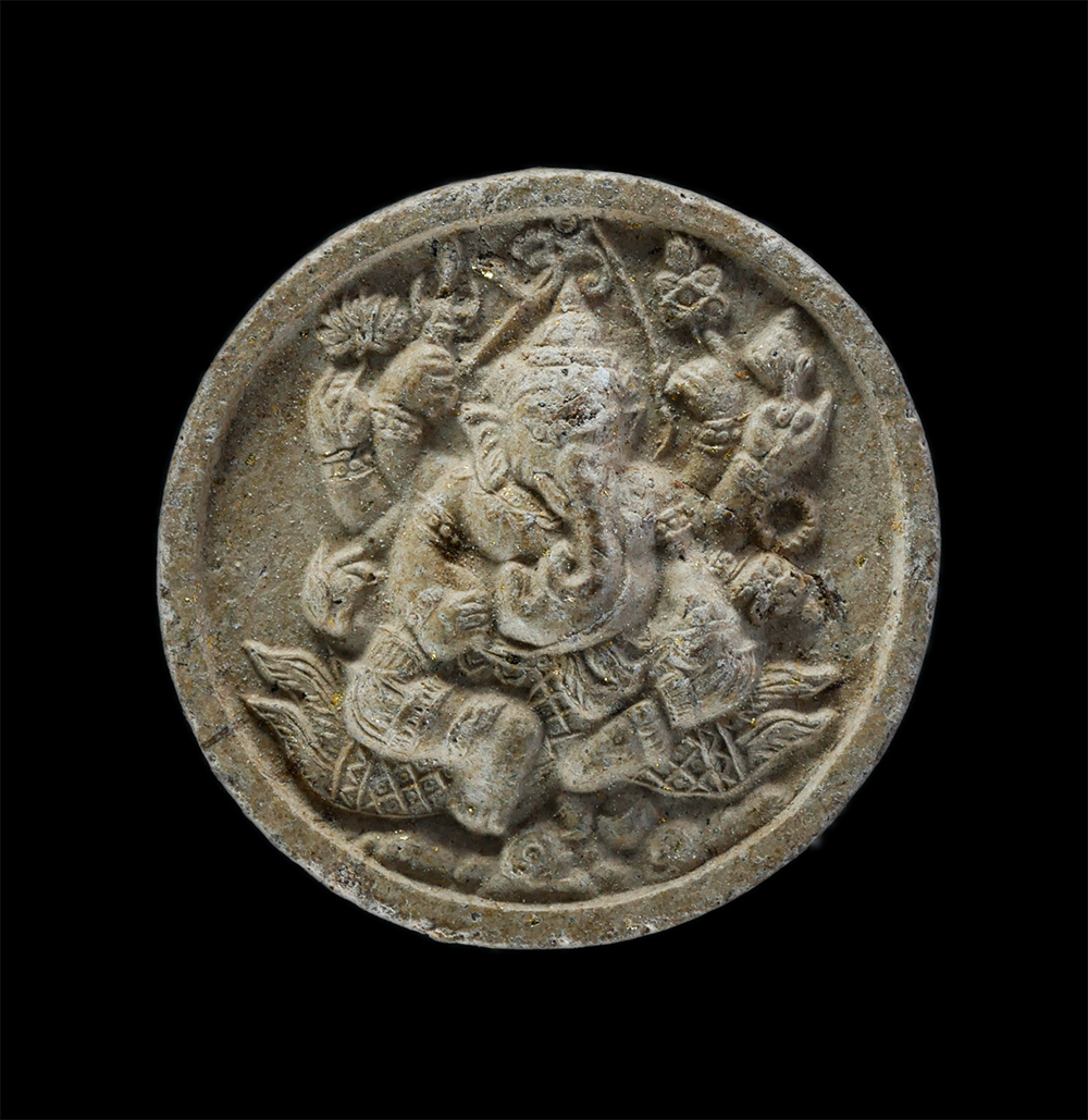 1.jpg - พระพิฆเนศ หลังยันต์โอม รุ่นเศรษฐี หลวงพ่อเลิศ โชติทตฺโต วัดชุมพลนิกายาราม จ.อยุธยา เนื้อผงพุทธคุณ ผงว่าน พระเก่าสวย มวลสารดี พิธีใหญ่ | https://kamulet.in.th