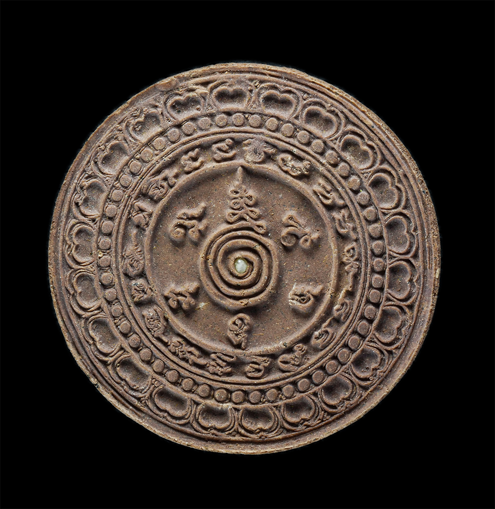 2.jpg - พระผงท้าวสุรนารี (คุณหญิงโม) รุ่น อริยเมตตามหาบารมี มั่งมีเงินทอง วัดศาลาลอย อ.เมือง จ.นครราชสีมา พ.ศ.2550 เนื้อผงพุทธคุณ ผงว่าน ยอดวัตถุมงคล พระสวย ม [..] | https://kamulet.in.th