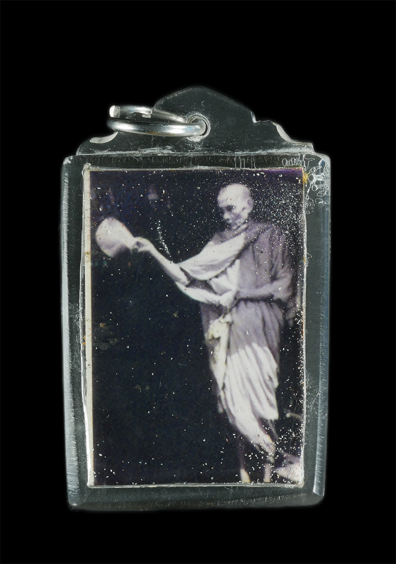 3.jpg - รูปหลวงพ่อกวยรดน้ำมนต์ธรณีสาร ด้านหลังติดจีวรที่หลวงพ่อเคยคลอง พร้อมปั๊มยันต์ประจำองค์หลวงพ่อ พุทธาภิเษกวัดโฆสิตาราม | https://kamulet.in.th