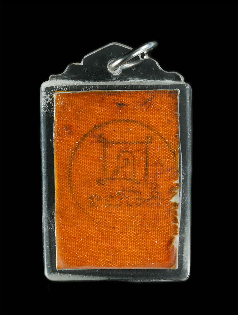 4.jpg - รูปหลวงพ่อกวยรดน้ำมนต์ธรณีสาร ด้านหลังติดจีวรที่หลวงพ่อเคยคลอง พร้อมปั๊มยันต์ประจำองค์หลวงพ่อ พุทธาภิเษกวัดโฆสิตาราม | https://kamulet.in.th