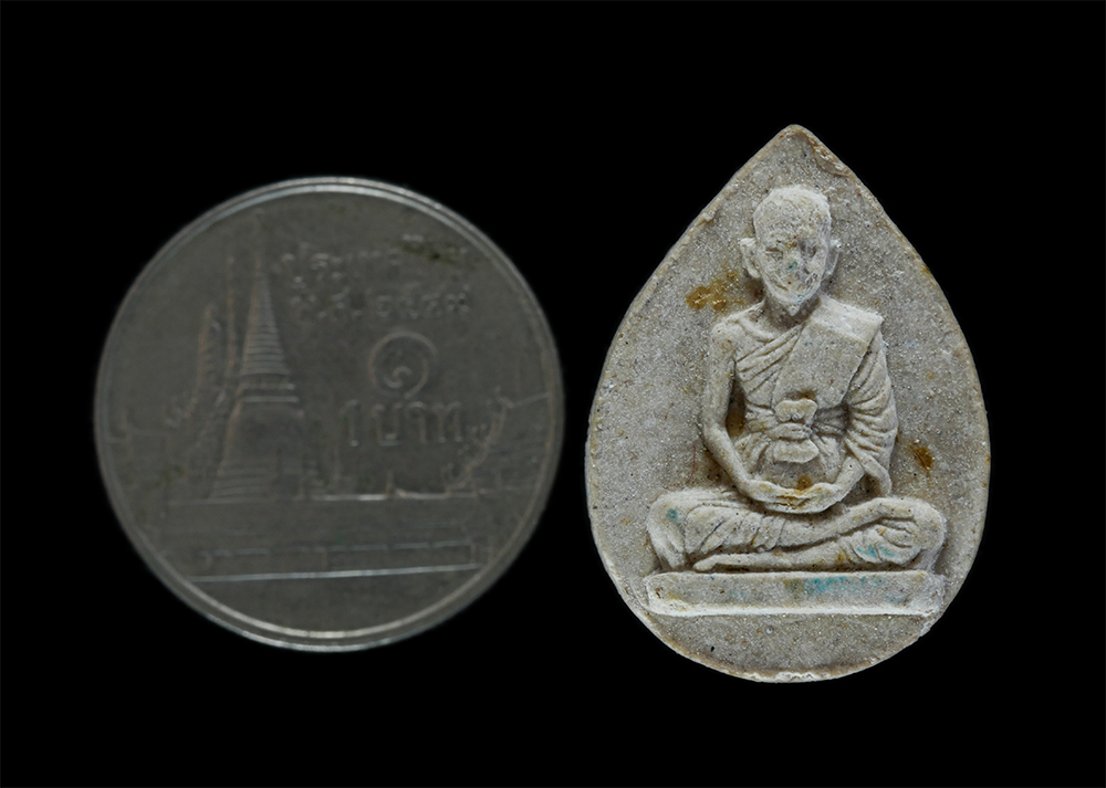 3.jpg - พระผงกรีบบัว หลวงปู่เหมือน อินทโชโต(พระครูอุดมวิชชากร) วัดกำแพง จ.ชลบุรี ปี2534 เนื้อผงพุทธคุณ ผงว่าน ผงเก่าหลวงปู่เหมือน พระเก่าสวย มวลสารดี พร้อมกล่ [..] | https://kamulet.in.th