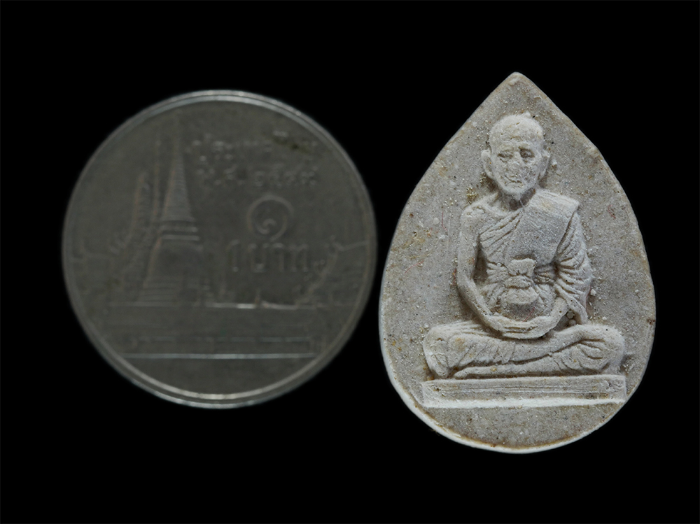 3.jpg - พระผงกรีบบัว หลวงปู่เหมือน อินทโชโต(พระครูอุดมวิชชากร) วัดกำแพง จ.ชลบุรี ปี2534 เนื้อผงพุทธคุณ ผงว่าน ผงเก่าหลวงปู่เหมือน พระเก่าสวย มวลสารดี พร้อมกล่ [..] | https://kamulet.in.th