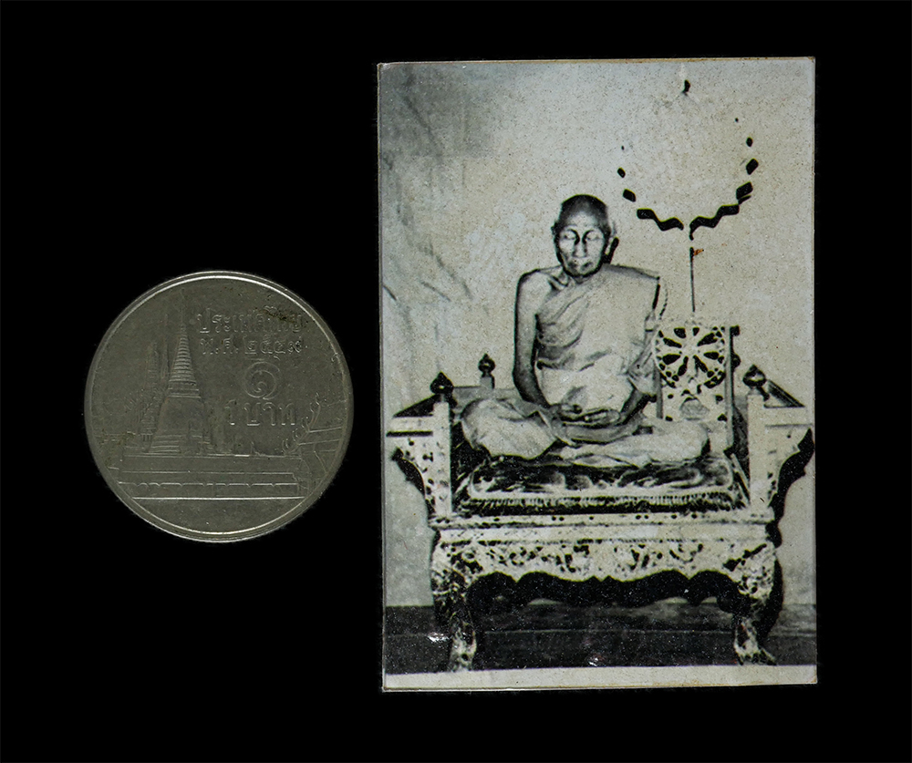 3.jpg - รูปถ่ายพัดยศหลังยันต์ หลวงปู่ทาบ นครปุญฺโญ วัดกระบกขึ้นผึ้ง อ.บ้านคาย จ.ระยอง ห้องภาพแสงทิพย์ ระยอง พระเกจิชื่อดัง พุทธาคมเข้มขลัง ต้นตำหรับสีผึ้งเขีย [..] | https://kamulet.in.th