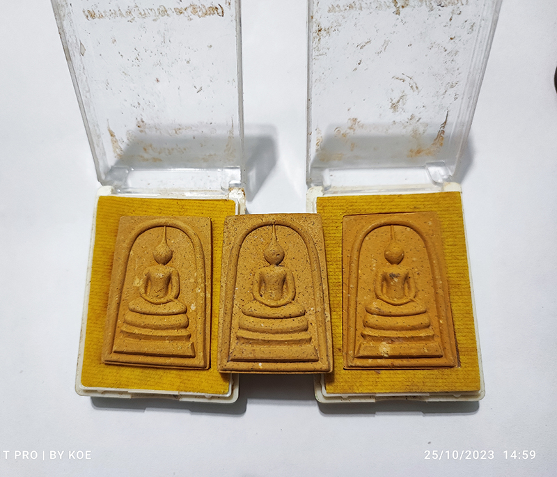 5.jpg - พระสมเด็จนพคุณ รุ่น1 เลื่อนสมณศักดิ์ หลวงพ่อนพ อนิญชิโต (พระครูพิสุทธิญาณโสภณ) วัดหนองไร อ.ปลวกแดง จ.ระยอง ปี2559 เนื้อผงพุทธคุณ ผงว่านสีเหลือง​เข้ม ห [..] | https://kamulet.in.th