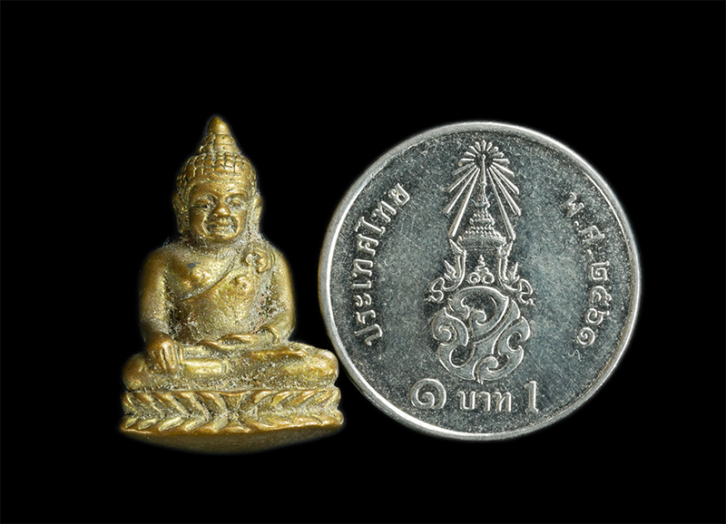 6.jpg - รูปหล่อลอยองค์หลวงพ่อเพชร วัดท่าหลวง อ.เมือง จ.พิจิตร ปี2525 เนื้อทองผสม พระเก่าสวย มวลสารดี มีพระเกจิอาจารย์ร่วมปลุกเสก หลายท่าน | https://kamulet.in.th