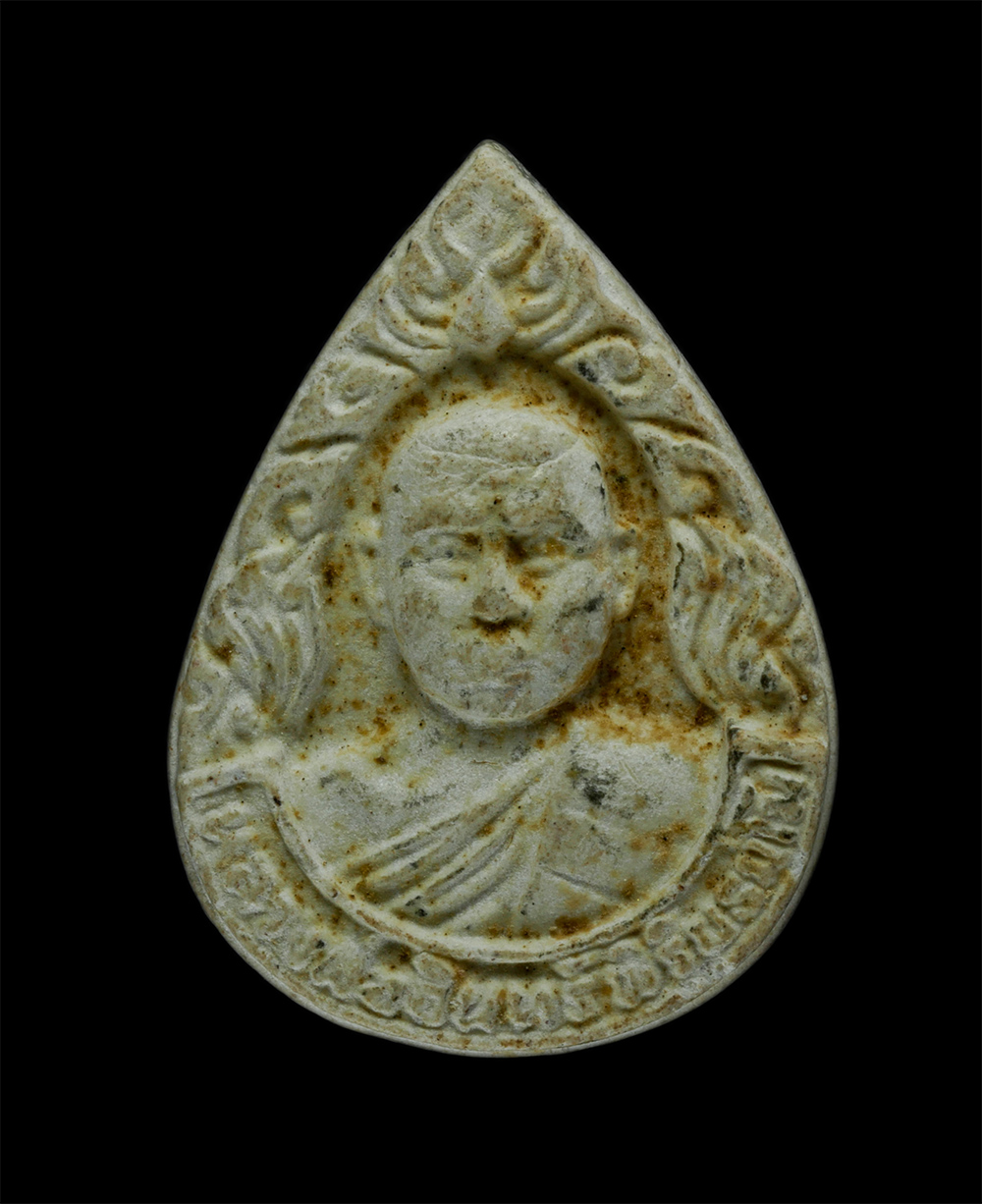 1.jpg - พระผงรูปเหมือนหลวงพ่ออินทร์ วัดเขาดินวนาราม อ.ศรีราชา จ.ชลบุรี ปี2545 ที่ระลึกงานปิดทองฝังลูกนิมิต เนื้อผงพุทธคุณ | https://kamulet.in.th