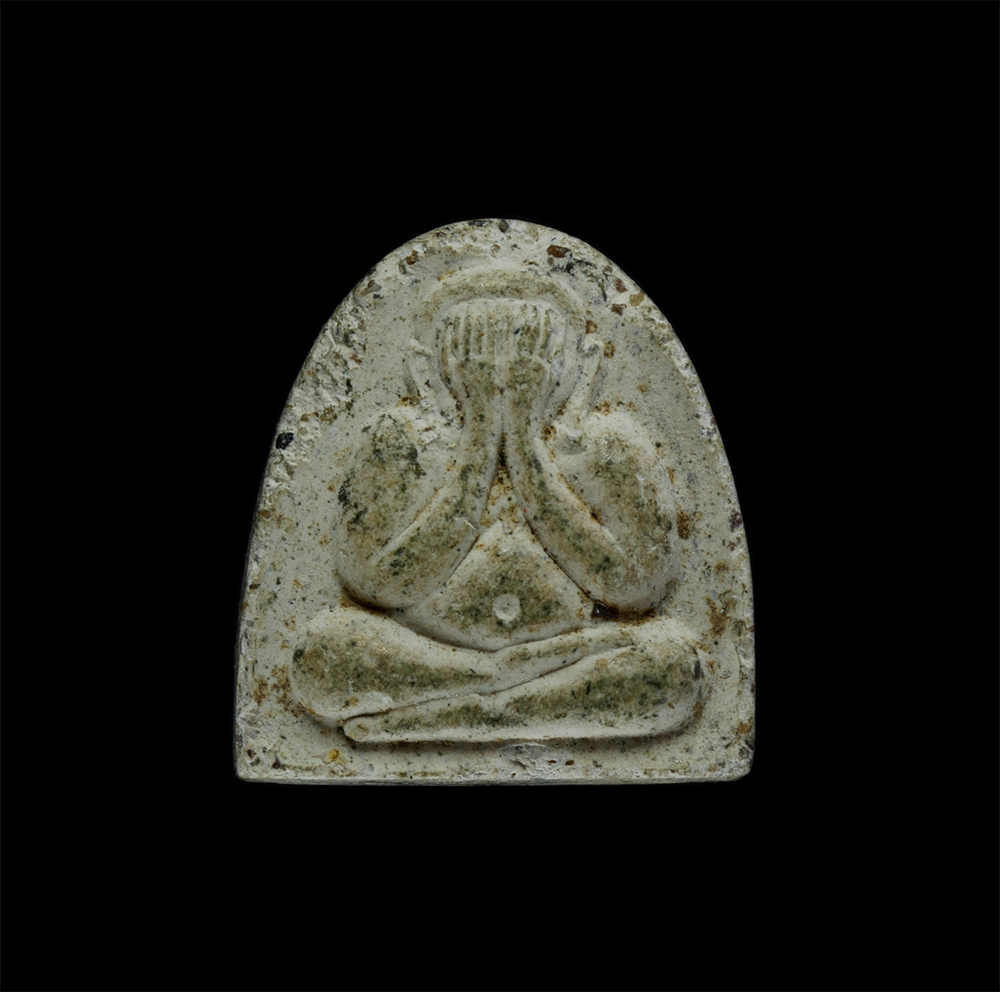 1.jpg - พระปิดตาหลังยันต์ องค์เล็กจิ๋ว เนื้อผงเก่าสวย | https://kamulet.in.th