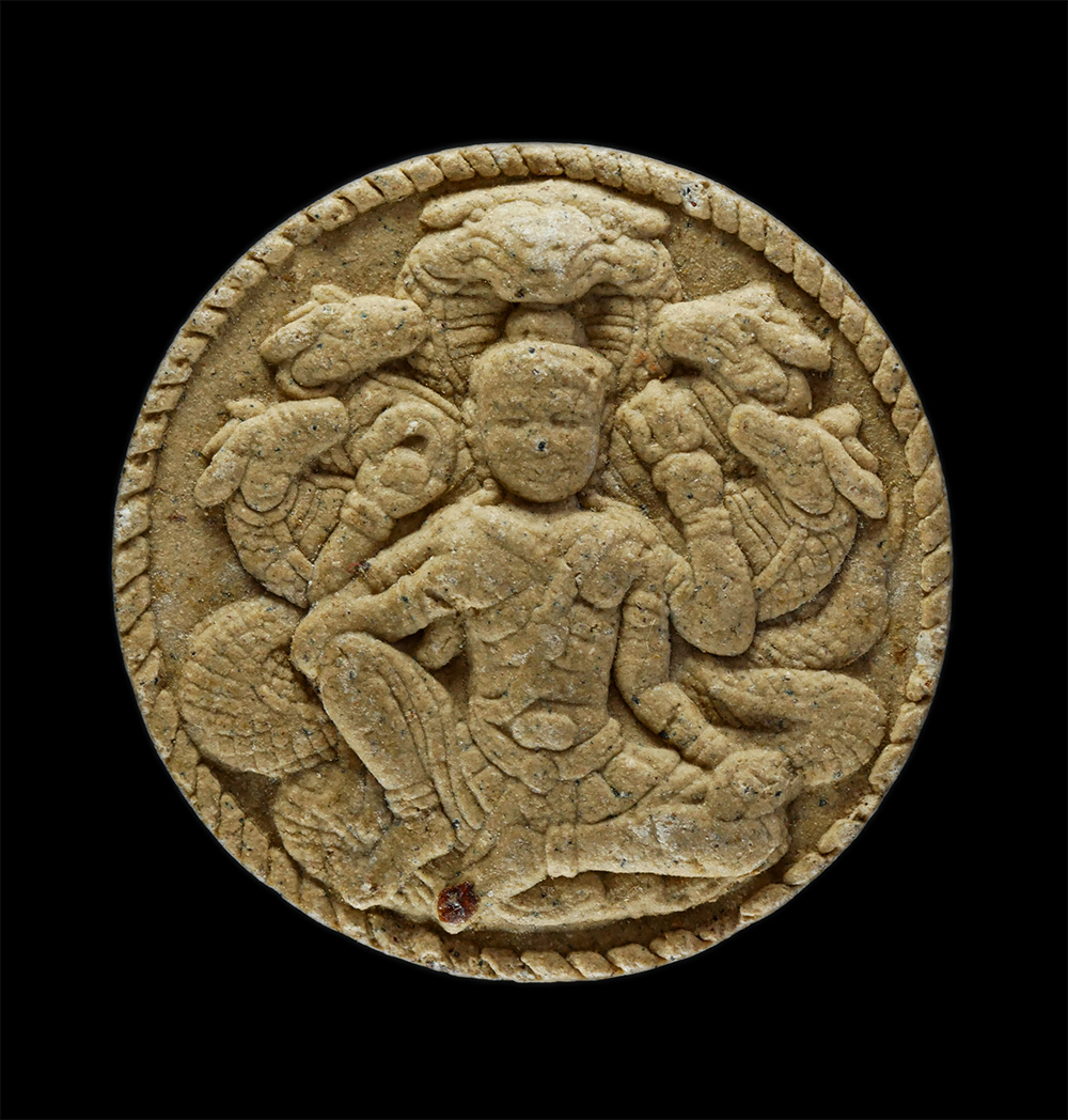 1.jpg - องค์จตุคามรามเทพ หลังพระปิดตาพังพระกาฬ เนื้อผงพุทธคุณ ผงว่านเข้มข้น พระเก่าพิมพ์สวย น่าเก็บสะสมบูชา พิมพ์เล็ก | https://kamulet.in.th