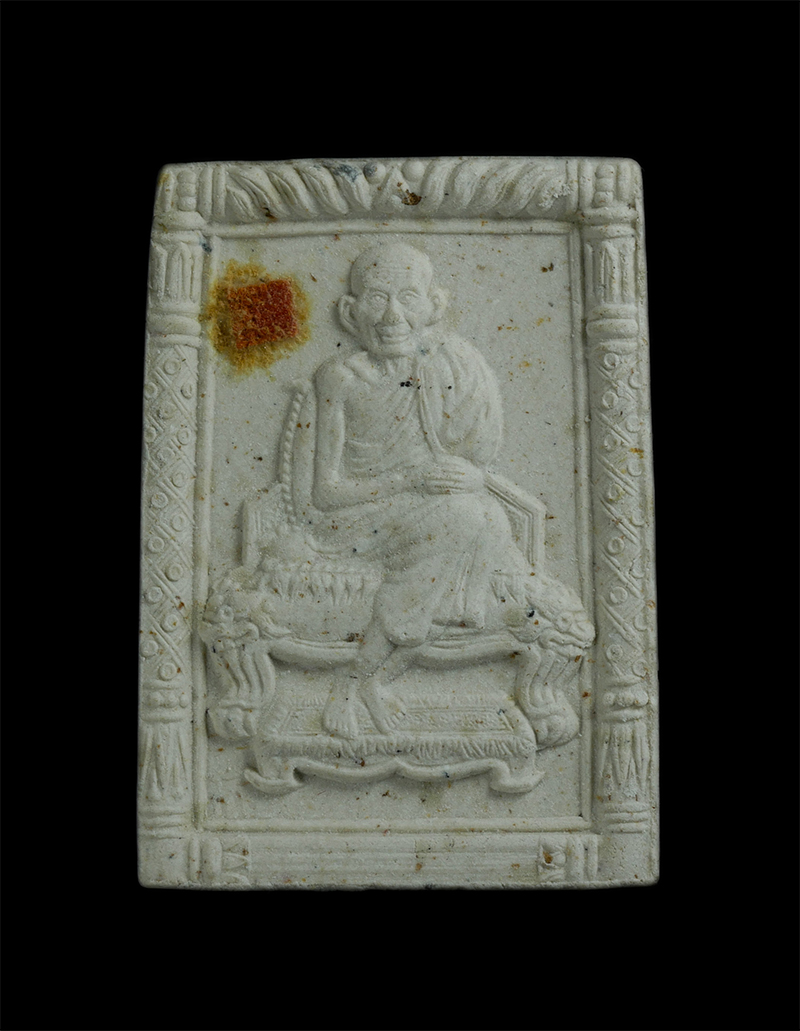 3.jpg - พระเนื้อผงหลวงพ่อเกษม เขมโก สุสานไตรลักษณ์ จ.ลำปาง รุ่น 60พรรษา มหาราชินี ปี 2535 เนื้อผงพุทธคุณ ผงว่าน ติดจีวร พร้อมกล่องเดิมๆ | https://kamulet.in.th