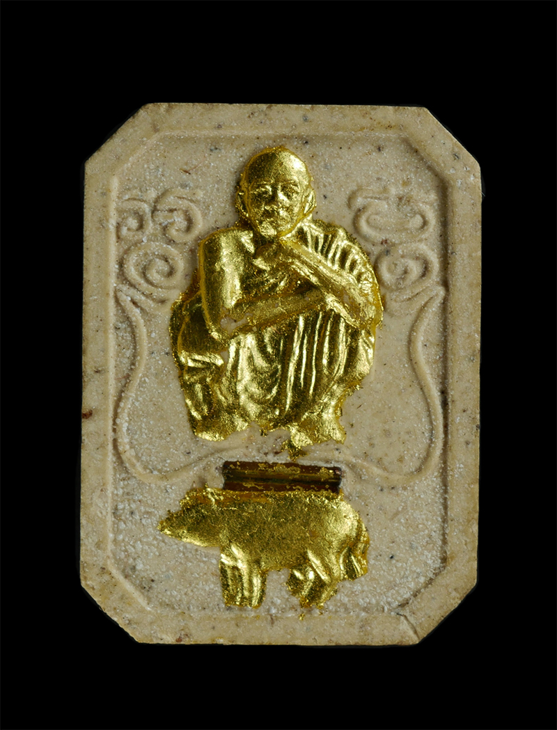 3.jpg - พระผงหลวงพ่อคูณทรงหมู รุ่นคูณทอง-หมูทอง ทรัพย์แสนล้าน เนื้อผงพุทธคุณ ฝังตะกรุด ปิดทอง ปี2538 วัดบ้านไร่ จ.นครราชสีมา พร้อมกล่องเดิมๆ | https://kamulet.in.th