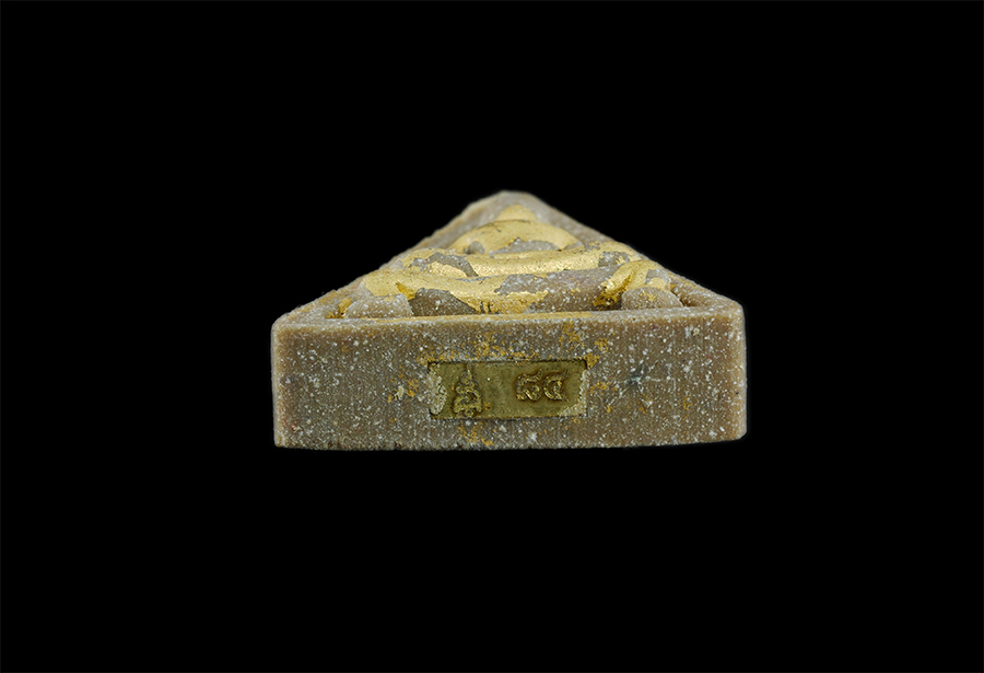 6.jpg - สมเด็จขาโต๊ะพิมพ์สามเหลี่ยม รุ่น นะ เศรษฐี หลวงพ่อพัฒน์ วัดห้วยด้วน จ นครสวรรค์ พ.ศ.2565 เนื้อผงน้ำมันผงธูป ปิดทองในพิมพ์ เลข84 | https://kamulet.in.th