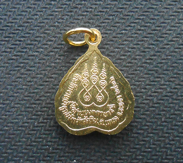 4.jpg - เหรียญล็อกเก็ตรูปใบโพธิ์กะไหล่ทอง หลวงปู่คร่ำ ยโสธโร(พระมงคลศีลาจารย์) วัดวังหว้า อ.แกลง จ.ระยอง ปี2536 | https://kamulet.in.th