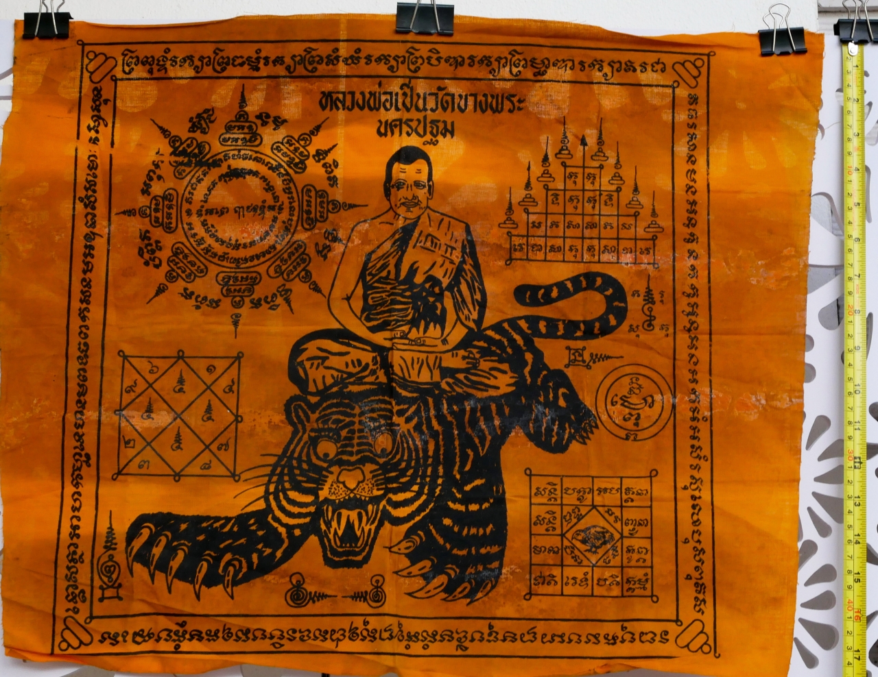 1061p1.jpg - ผ้ายันต์ผืนใหญ่รุ่นยอดนิยมเสือตีนโตพื้นเหลือง ผ้ามุ้งยุคต้น หลวงพ่อเปิ่น วัดบางพระ จ.นครปฐม กว้างประมาณ 45  x 50 ซม. ผ้ายันต์เก่าสวย | https://kamulet.in.th