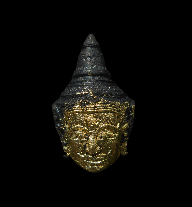 1.jpg - หน้าพระลักษณ์ นะหน้าทอง เนื้อปถมังดำ ปิดทองเสก ฝังตะกรุดเงิน ติดจีวร หลวงปู่อุ้ย วัดคลองคล้า อ.ชนแดน จ.เพชรบูรณ์ ปี2560 เลข472 พระสร้างได้สวยงามมวลสาร [..] | https://kamulet.in.th