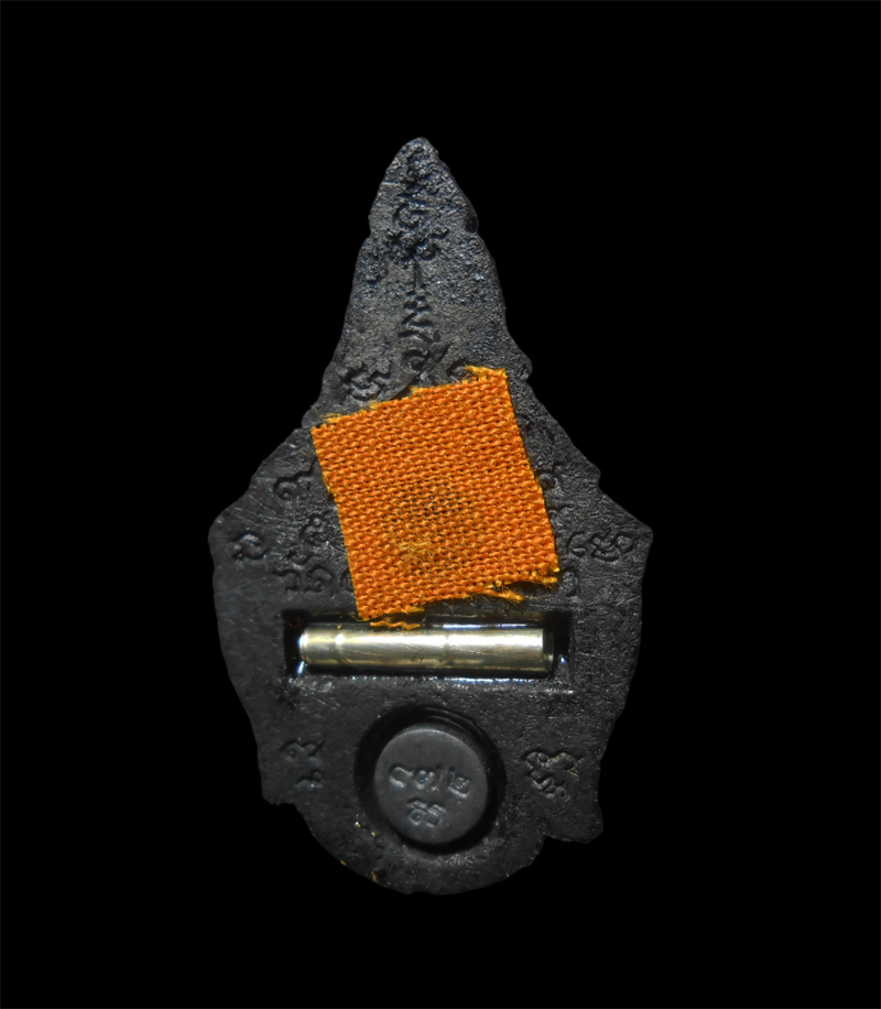 2.jpg - หน้าพระลักษณ์ นะหน้าทอง เนื้อปถมังดำ ปิดทองเสก ฝังตะกรุดเงิน ติดจีวร หลวงปู่อุ้ย วัดคลองคล้า อ.ชนแดน จ.เพชรบูรณ์ ปี2560 เลข472 พระสร้างได้สวยงามมวลสาร [..] | https://kamulet.in.th