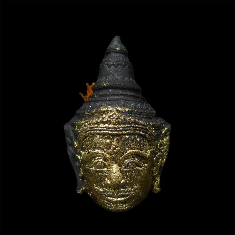 1.jpg - หน้าพระลักษณ์ นะหน้าทอง เนื้อปถมังดำ ปิดทองเสก ฝังตะกรุดเงิน ติดจีวร หลวงปู่อุ้ย วัดคลองคล้า อ.ชนแดน จ.เพชรบูรณ์ ปี2560 เลข267 พระสร้างได้สวยงามมวลสาร [..] | https://kamulet.in.th