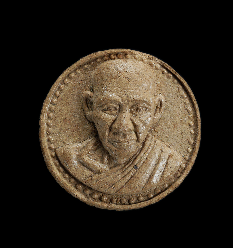 1.jpg - พระผงของขวัญ พิมพ์จันทร์ลอย หลวงพ่อเกษม เขมโก สำนักสุสานไตรลักษณ์ จ.ลำปาง ปี2537 เนื้อผงว่าน หลังฝังพลอย ตะกรุด | https://kamulet.in.th