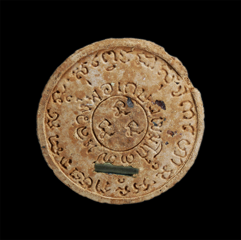 2.jpg - พระผงของขวัญ พิมพ์จันทร์ลอย หลวงพ่อเกษม เขมโก สำนักสุสานไตรลักษณ์ จ.ลำปาง ปี2537 เนื้อผงว่าน หลังฝังพลอย ตะกรุด | https://kamulet.in.th