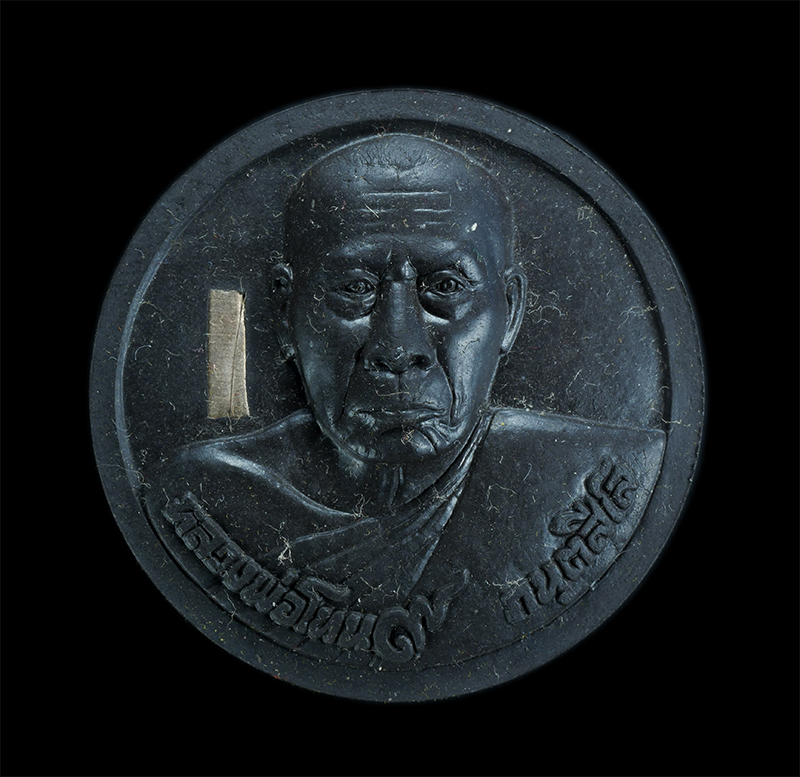 1.jpg - จตุคามรามเทพเนื้อผงว่านสีดำ รุ่นเจริญมหาสมบัติ หลวงปู่โทน วัดเขาน้อยคีรีวัน อ.บ้านบึง จ.ชลบุรี เนื้อผงพุทธคุณ ฝังตะกรุดเงิน | https://kamulet.in.th