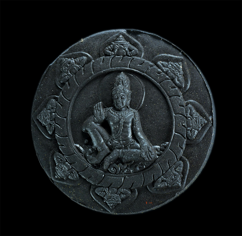 2.jpg - จตุคามรามเทพเนื้อผงว่านสีดำ รุ่นเจริญมหาสมบัติ หลวงปู่โทน วัดเขาน้อยคีรีวัน อ.บ้านบึง จ.ชลบุรี เนื้อผงพุทธคุณ ฝังตะกรุดเงิน | https://kamulet.in.th