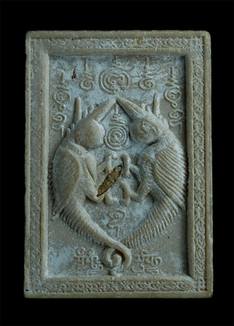 1.jpg - เทพภมรจำแลงหลังสาริกาคู่ ครูบากฤษณะ อินทวัณโณ สำนักสงฆ์เวฬุวัน จ.นครราชสีมา เนื้อผงพุทธคุณผงว่าน ฝังข้าวสารหิน | https://kamulet.in.th