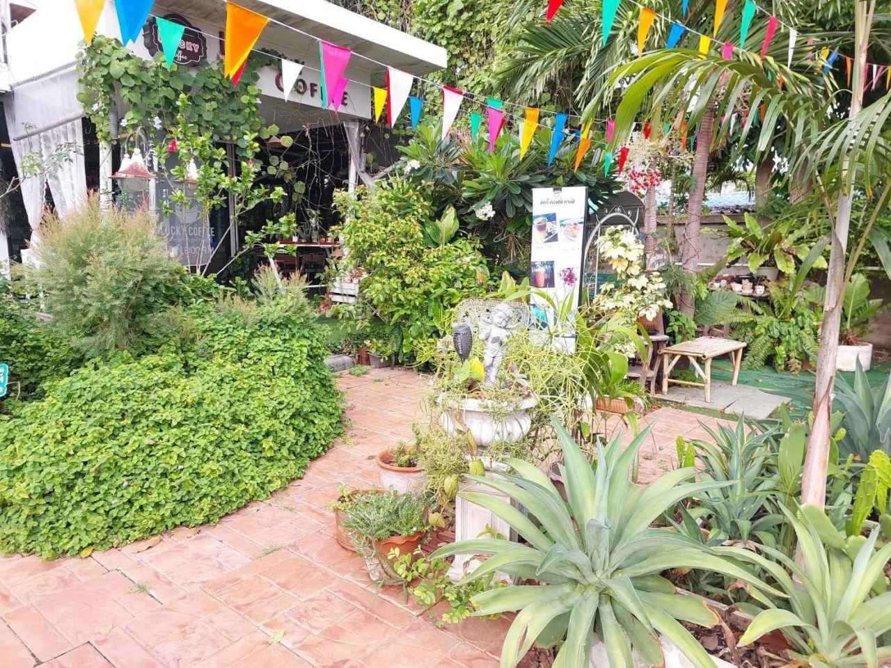 165691_0.jpg - ขายกิจการร้านอาหาร และร้านกาแฟ เปิดโอกาสให้นักลงทุนรายใหม่  บรรยากาศร่มรื่น ห่างจาก ถ.สุขุมวิท 50 เมตร  ที่ดิน 1 ไร่ 2 ตร.วา  ทำเลทองเหมาะสำหรับการลงท [..] | https://kamulet.in.th