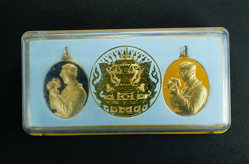 1.jpg - ชุดเหรียญเข็มกลัดในหลวงทรงกล้อง “ฉลองสิริราชสมบัติครบ 60 ปี พศ.2541 3 เหรียญสภาพสวยมาก กล่องเดิมๆ | https://kamulet.in.th