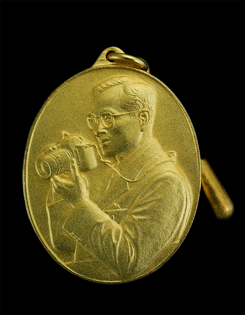 2.jpg - ชุดเหรียญเข็มกลัดในหลวงทรงกล้อง “ฉลองสิริราชสมบัติครบ 60 ปี พศ.2541 3 เหรียญสภาพสวยมาก กล่องเดิมๆ | https://kamulet.in.th