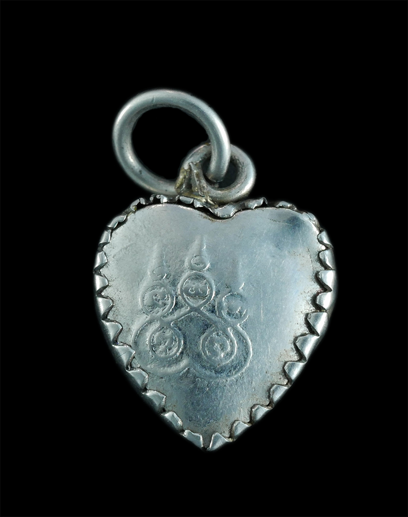 1.jpg - ล็อกเก็ตหัวใจหลังยันต์ หลวงพ่อดิ่ง วัดบางวัว จ.ฉะเชิงเทรา ล็อกเก็ตเก่า เล็กๆ สภาพดีสวยงาม | https://kamulet.in.th