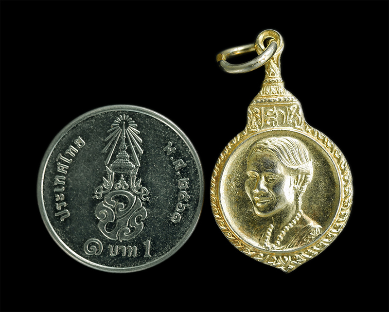 2.jpg - เหรียญสมเด็จพระนางเจ้าสิริกิตต์ พระบรมราชินีนาถ ที่ระลึกเสด็จฯถวายผ้าพระกฐินต้น วัดศีลขันธาราม จ.อ่างทอง พ.ศ. 2522 เนื้อกะไหล่ทอง มีตอกโค้ด มีพระเกจิอ [..] | https://kamulet.in.th