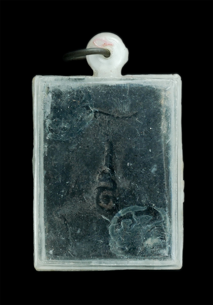 1_1.jpg - พระสมเด็จหลวงพ่อดำ วัดปากน้ำแหลมสิงห์ จังหวัดจันทบุรี จัดสร้างเมื่อปี พ.ศ.2510 เนื้อผงผสมว่านยา ด้านหลังปั้มยันต์อุ พร้อมกล่องเดิมๆ | https://kamulet.in.th