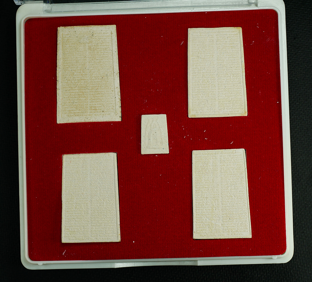 1_1.jpg - พระสมเด็จอนุสรณ์ 142ปี สมเด็จพระพุฒาจารย์(โต พรหมรังสี) พระองค์เจ้าโสมสวลี เสด็จเป็นองค์ประธาน ณ พระอุโบสถวัดระฆังโฆสิตาราม ปี 2557 ด้านข้างปั๊มโค้ดระ [..] | https://kamulet.in.th