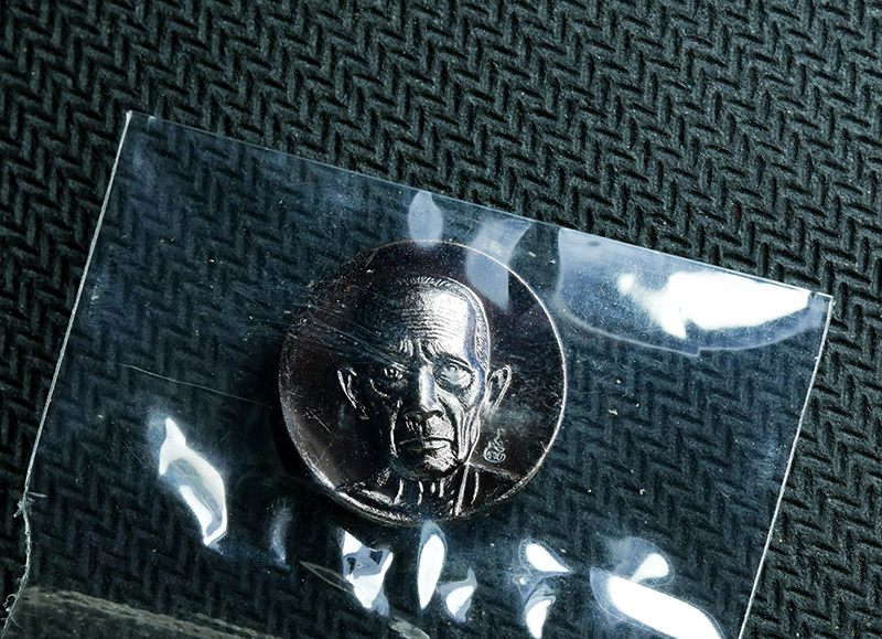 1_0.jpg - เหรียญเม็ดกระดุม หลวงพ่อรวย ปาสาทิโก จ.อยุธยา รุ่นรวยมั่งคั่ง ปี2565 พระใหม่ยังไม่แกะถุง | https://kamulet.in.th