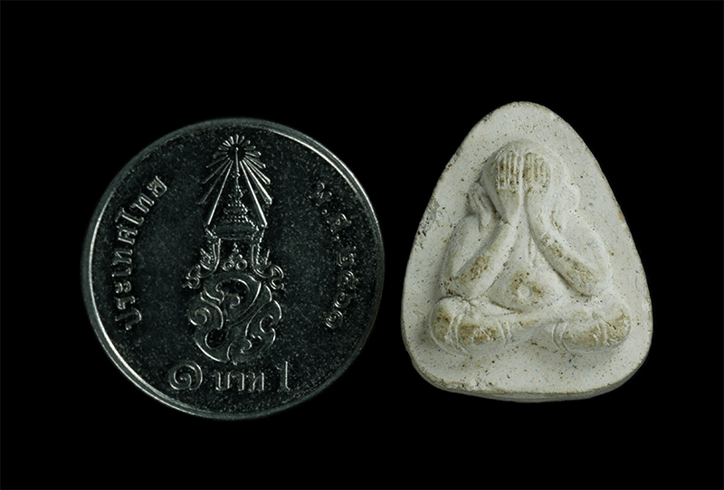 2.jpg - พระปิดตาเสาร์ 5 รุ่นลายเซ็นต์ หลวงปู่ม่น วัดเนินตามาก จ.ชลบุรี ปี2536 เนื้อผงพุทธคุณ ผงว่าน พระเก่าสวยพิธีดี พร้อมซ่องเดิม น่าสะสม | https://kamulet.in.th