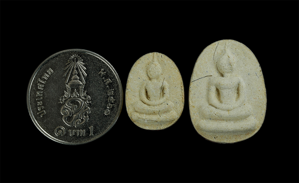 2.jpg - พระสมเด็จเม็ดบัว พระครูนาคดิตถ์คณาภิรักษ์ วัดโบสถ์ อ.ท่าช้าง จ.สิงห์บุรี อายุวัฒนมงคล 60 ปี พ.ศ.2553 พิมพ์เล็ก พิมพ์ใหญ่ เนื้อผงพุทธคุณ ผงว่าน เกศา พร [..] | https://kamulet.in.th