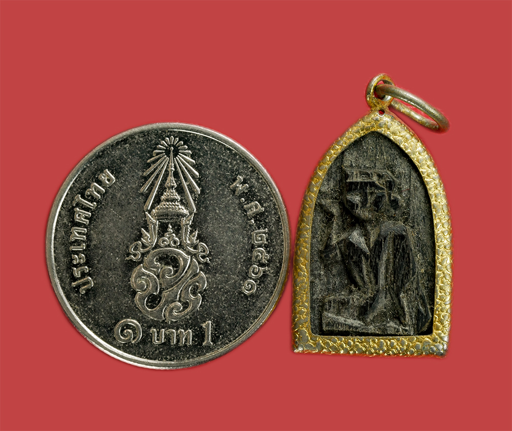 1_1.jpg - แม่นางกวัก ไม้พญางิ้วดำ งานแกะด้วยมือ เลี่ยมจับขอบทองเหลืองเก่าห่วงเชื่อมเดิมๆจากวัด ไม้เก่าน่าสะสม | https://kamulet.in.th