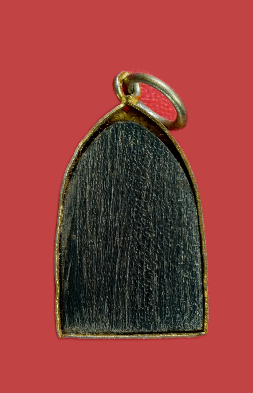 2.jpg - แม่นางกวัก ไม้พญางิ้วดำ งานแกะด้วยมือ เลี่ยมจับขอบทองเหลืองเก่าห่วงเชื่อมเดิมๆจากวัด ไม้เก่าน่าสะสม | https://kamulet.in.th