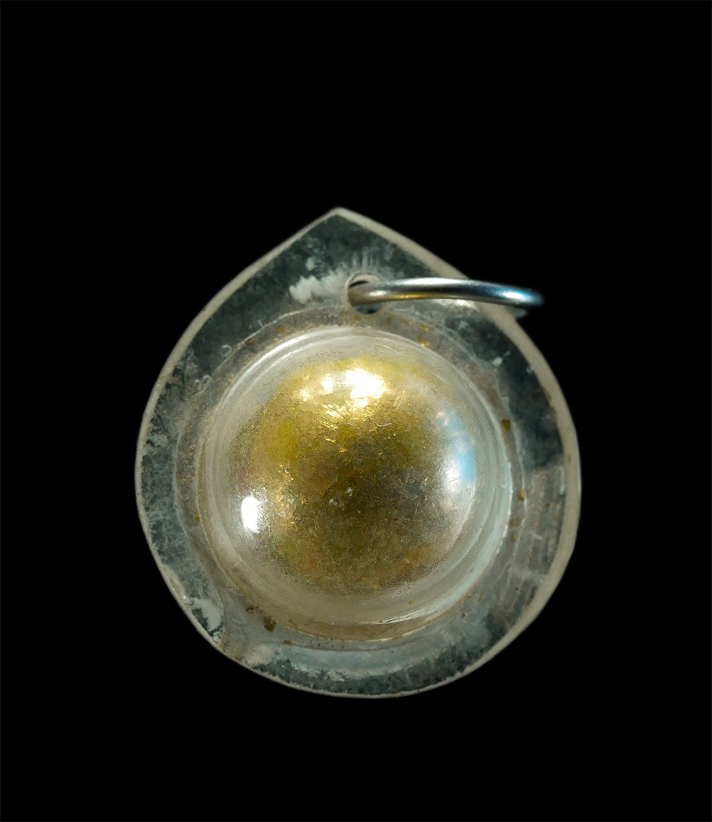 2.jpg - ลูกอม/ลูกนิมิตร หลวงพ่อคูณ ปริสุทโธ วัดบ้านไร เนื้อผงพุทธคุณปิดทอง เลี่ยมพลาสติกเก่า พระขนาดเล็กให้ลูกให้เด็กกำลังดี พุทธคุณโดดเด่นทาง โชคลาภ แคล้วคลา [..] | https://kamulet.in.th