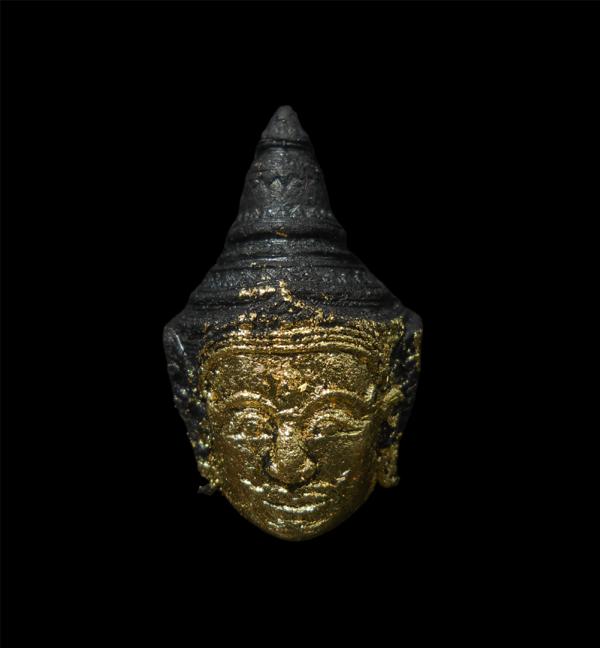 หน้าพระลักษณ์ นะหน้าทอง เนื้อปถมังดำ ปิดทองเสก ฝังตะกรุดเงิน ติดจีวร หลวงปู่อุ้ย วัดคลองคล้า อ.ชนแดน จ.เพชรบูรณ์ ปี2560 เลข472 พระ [..] | https://kamulet.in.th