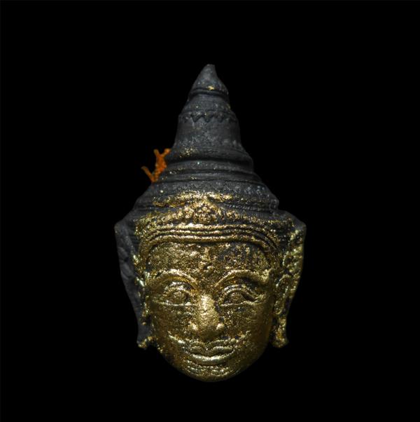 หน้าพระลักษณ์ นะหน้าทอง เนื้อปถมังดำ ปิดทองเสก ฝังตะกรุดเงิน ติดจีวร หลวงปู่อุ้ย วัดคลองคล้า อ.ชนแดน จ.เพชรบูรณ์ ปี2560 เลข267 พระ [..] | https://kamulet.in.th