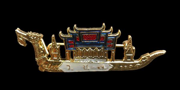 เข็มกลัดเรือสุพรรณหงษ์ พระครูนนทปัญญาวิมล (สุเทพ) ที่ระลึกสร้างอุโบสถเรือสุพรรณหงษ์ วัดชลอ อ.บางกรวย จ.นนทบุรี พศ.2543 พระเก่าสวยง [..] | https://kamulet.in.th