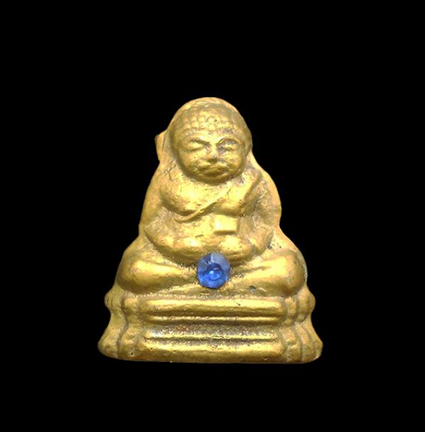 รูปหล่อปั๊มพระสังกัจจายน์ วัดมหาวนาราม(วัดป่าใหญ่) จ.อุบลราชธานี เนื้อทองฝาบาตร ฝังพลอย สีฟ้า ปี2515 พระเก่าสวย พิธีใหญ่ | https://kamulet.in.th