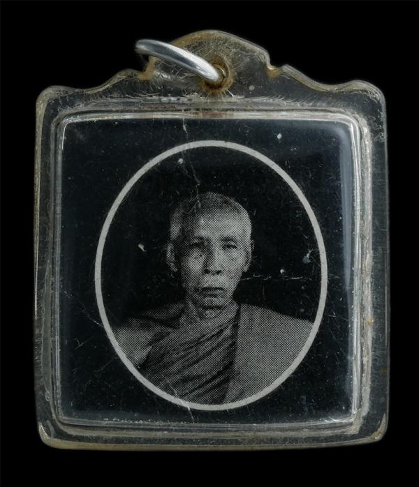 รูปถ่าย รุ่นปลดหนี้ รวย หลวงปู่โทน กันตสีโล วัดเขาน้อยคีรีวัน จ.ชลบุรี ปี2545 หลวงปู่โทน กันตสีโล ได้รับการถ่ายทอดวิชาคาถาอาคมมาจา [..] | https://kamulet.in.th