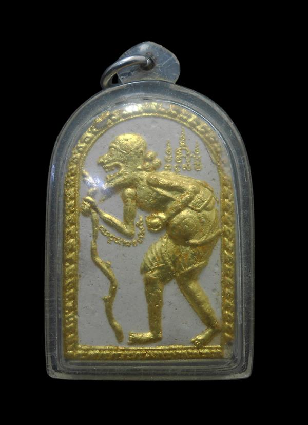 ชูชกทาทอง หลวงพ่อสาคร วัดหนองกรับ อ.บ้านค่าย จ.ระยอง รุ่นโภคทรัพย์มหาเศรษฐี ผงพรายกุมาร สร้างขึ้นในปี พ.ศ.2547 พระมีกะเทาะมุมขวาล่ [..] | https://kamulet.in.th