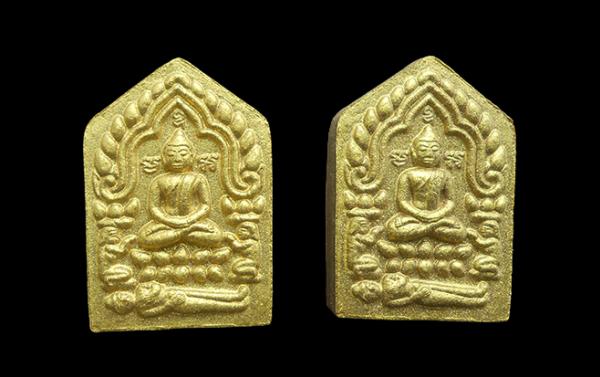 พระขุนแผนเนื้อเหล็กน้ำพี้ ผงว่าน ฝังตะกรุดสาริกา พิมพ์เล็ก รุ่นสร้างบารมี 2 แผ่นดิน ท่านก๋งเตื่อง เตชปัญโญ วัดคลองจาก จ.ตราด (ออกว [..] | https://kamulet.in.th