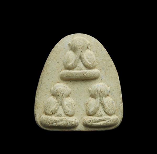 พระปิดตา สามเกลอ หลังยันต์ใบพัด เนื้อผงเก่าไม่ทราบวัด | https://kamulet.in.th