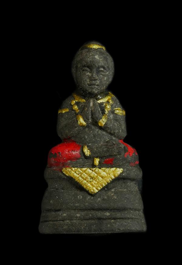 พรายกุมาร ผงพรายกุมาร เนื้อดินเจ็ดโป่งลงสีสวยงาม ฝังตะกรุด 3 กษัตริย์ หลวงพ่อสาคร มนุณโญ อ.บ้านค่าย จ.ระยอง ปี2556 พระครูมนูญธรรมว [..] | https://kamulet.in.th