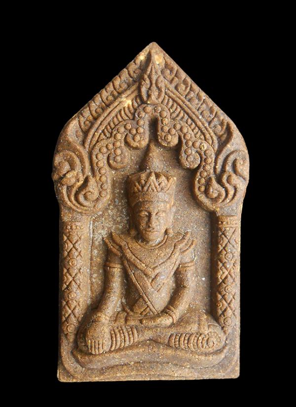 พระขุนแผนหมอกมุงเมืองรุ่นแรก ครูบาออ สำนักสงฆ์พระธาตุดอยจอมแวะ เนื้อว่านยาสัก ฝังตะกรุดช้างผสมโขลง พร้อมกล่อง ปี 2556 | https://kamulet.in.th