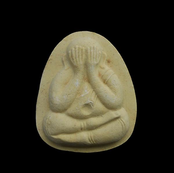 พระปิดตาเนื้อผงพุทธคุณหลังยันต์ หลวงพ่อคูณ ปริสุทโธ วัดบ้านไร่ จ.นครราชสีมา รุ่นบุญคูณรวยมา พ.ศ.2537 พระเก่าสวยมวลสารดีสีเหลืองนอล [..] | https://kamulet.in.th