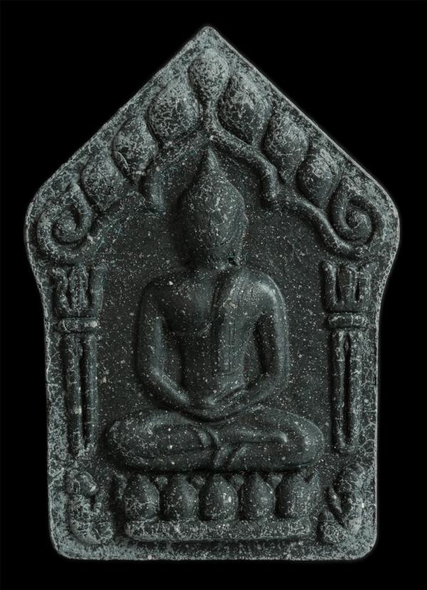 พระขุนแผนผงพรายกุมาร พิมพ์ใหญ่หลังแบบ หลวงพ่อคูณ ปริสุทโธ วัดบ้านไร่ จ.นครราชสีมา ปี2557 | https://kamulet.in.th